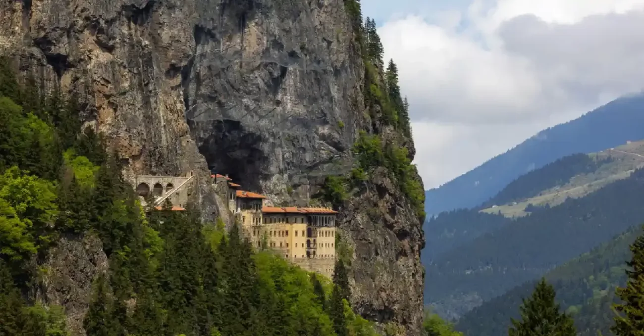 Il Monastero di Sumela: un gioiello arroccato tra storia e leggenda